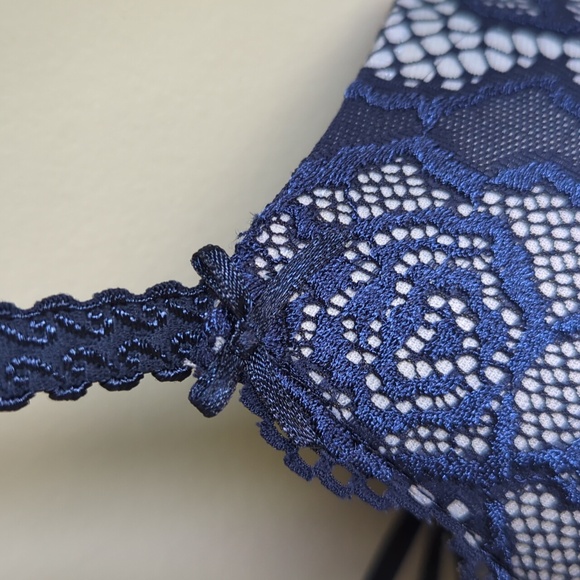La Vie en Rose. Blue Lace. Magnetic Front-Closure. Push-up Bra. Size 36A. - Picture 6 of 7